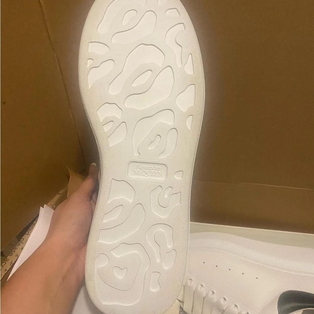 Alexander McQueen Mens Oversized Sneaker White/Black - Picture 9 of 9